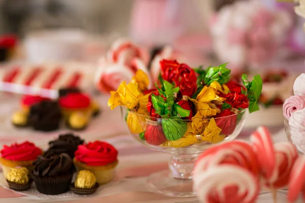 Candy Bar. Délicieux buffet sucré avec cupcakes. Buffet de vacances sucré avec cupcakes et autres desserts.Table avec bonbons, bonbons, dessert — Photo