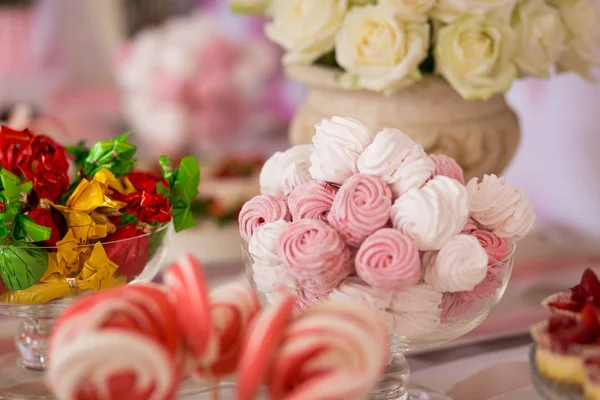 Candy Bar. Lahodný sladký bufet s košíčky. Sweet dovolená bufet s koláčky a jiné dezerty. Tabulka s sladkosti, cukroví, moučník — Stock fotografie