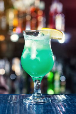 Mavi kokteyl limon ile süsleyin. Klasik alkol kokteyl, kokteyl bar, alkollü içecekler, alkolsüz içecekler, lezzetli kokteyller