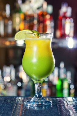 parlak sarı-yeşil kokteyl limon ile süslenmiş. Klasik alkol kokteyl, kokteyl bar, alkollü içecekler, alkolsüz içecekler, lezzetli kokteyller