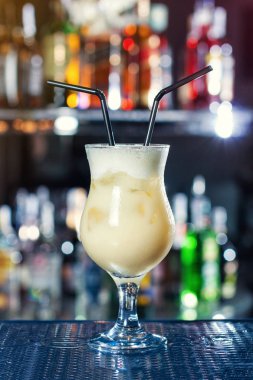 bir kokteyl ROM, ananas suyu ve Hindistan cevizi - pina colada ile yaptı. Klasik alkol kokteyl, kokteyl bar, alkollü içecekler, alkolsüz içecekler, lezzetli kokteyller