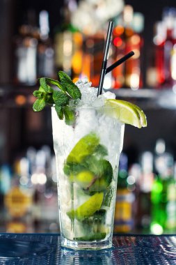 kokteyl dayalı beyaz rom ve nane yaprağı. Klasik alkol kokteyl, kokteyl bar, alkollü içecekler, alkolsüz içecekler, lezzetli kokteyller