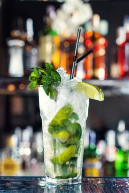 kokteyl dayalı beyaz rom ve nane yaprağı. Klasik alkol kokteyl, kokteyl bar, alkollü içecekler, alkolsüz içecekler, lezzetli kokteyller