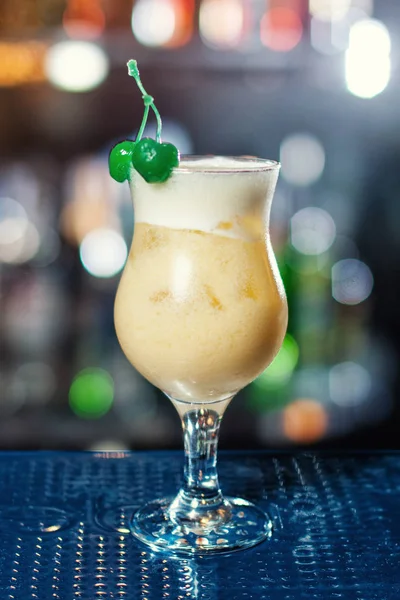 Cocktail aus Rum, Ananassaft und Kokosnuss - Pina Colada, klassische Alkoholcocktails, Cocktails an der Bar, alkoholische Getränke, alkoholfreie Getränke, leckere Cocktails — Stockfoto