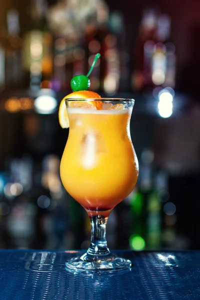 Orangencocktails, Cocktails an der Bar, alkoholische Getränke, alkoholfreie Getränke, leckere Cocktails — Stockfoto