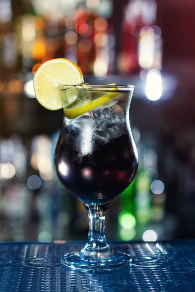 Популярный коктейль на основе водки, джина, текилы и рома - длинный остров. Классические алкогольные коктейли, коктейли в баре, алкогольные напитки, безалкогольные напитки, вкусные коктейли — стоковое фото
