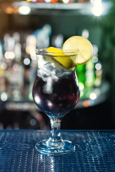 Oblíbený koktejl založený na vodku, gin, tequila a rum - dlouhá Island.Classic alkohol koktejly, koktejly na baru, alkoholické nápoje, nealkoholické nápoje, chutné koktejly — Stock fotografie