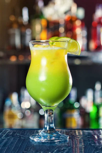 parlak sarı-yeşil kokteyl limon ile süslenmiş. Klasik alkol kokteyl, kokteyl bar, alkollü içecekler, alkolsüz içecekler, lezzetli kokteyller
