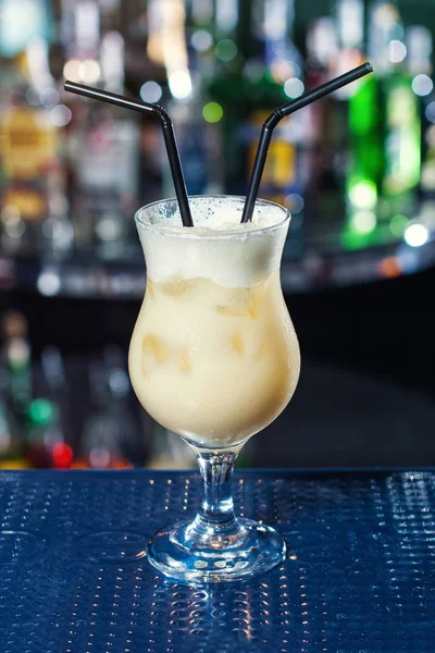 Un cóctel hecho con ron, jugo de piña y coco - pina colada.Cócteles clásicos de alcohol, cócteles en el bar, bebidas alcohólicas, refrescos, cócteles sabrosos —  Fotos de Stock