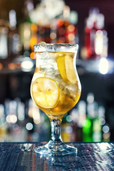 Beliebter Cocktail auf Basis von Wodka, Gin, Tequila und Rum - Long Island. Klassische Alkoholcocktails, Cocktails an der Bar, alkoholische Getränke, alkoholfreie Getränke, leckere Cocktails — Stockfoto