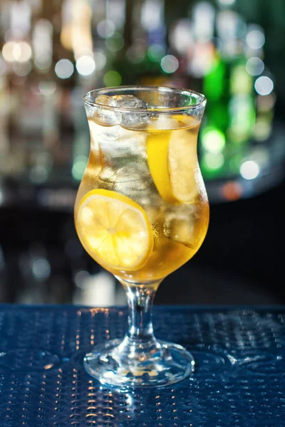 Δημοφιλή κοκτέιλ με βάση τη βότκα, τζιν, τεκίλα και ρούμι - μακρύ Island.Classic αλκοόλ κοκτέιλ, κοκτέιλ στο το μπαρ, αλκοολούχα ποτά, αναψυκτικά, γευστικά κοκτέιλ — Φωτογραφία Αρχείου