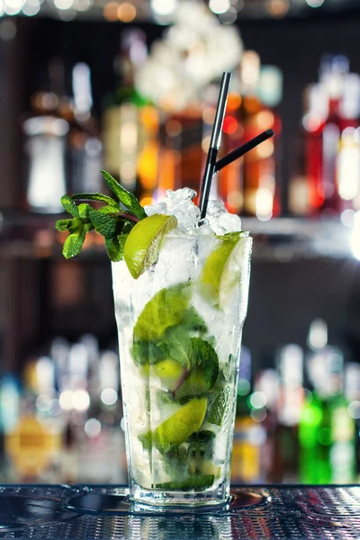 Cóctel a base de ron blanco y hojas de menta. Cócteles clásicos de alcohol, cócteles en el bar, bebidas alcohólicas, refrescos, cócteles sabrosos —  Fotos de Stock