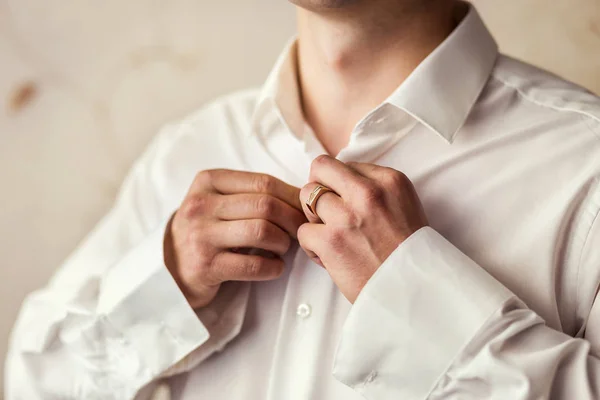 Zakenman jurk shirt. Politicus, man's style, zakenman buttoning zijn shirt, mannelijke handen close-up, Amerikaanse, Europese zakenman — Stockfoto