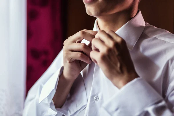 Camisa de homem de negócios. Político, estilo masculino, Empresário abotoando sua camisa, mãos masculinas close-up, americano, homem de negócios europeu — Fotografia de Stock