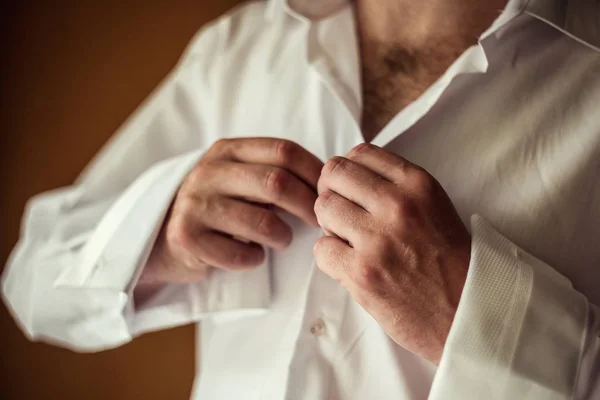Camisa de homem de negócios. Político, estilo masculino, Empresário abotoando sua camisa, mãos masculinas close-up, americano, homem de negócios europeu — Fotografia de Stock