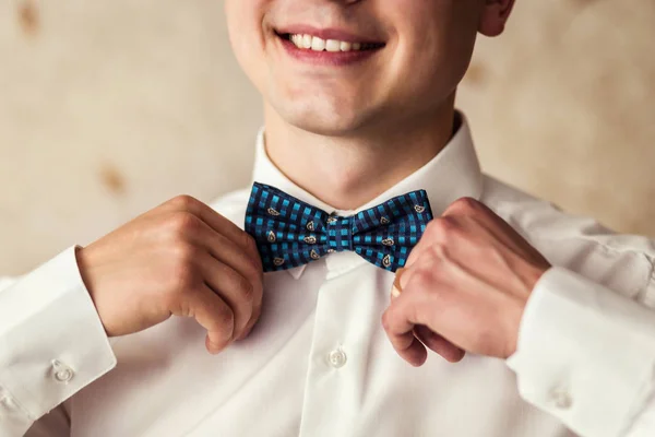 Homem borboleta roupas, homem de negócios colocando gravata borboleta. Terno, Mãos, cuidado, gravata, corrigir, ajustar, moda, arco . — Fotografia de Stock