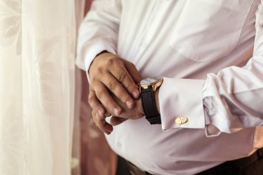 işadamı saat giysiler, kol zamanında kontrol işadamı. Erkekler el ile bir saat, bir man's taraftan izlemek, damat, düğün hazırlık, çalışma saati yandan koyarak için hazırlık ücretleri saat seyretmek zaman, adamın st tutturmak