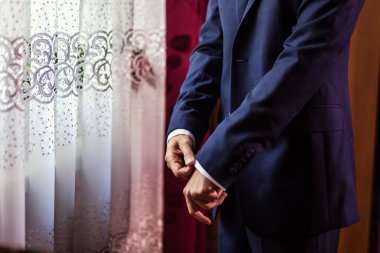 İşadamı bir ceket giyer. Politikacı, adamın tarzı, erkek eller closeup, Amerikan, Avrupa iş adamı, iş, moda ve giyim kavramı