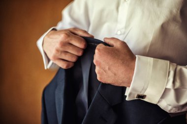 İşadamı bir ceket giyer. Politikacı, adamın tarzı, erkek eller closeup, Amerikan, Avrupa iş adamı, iş, moda ve giyim kavramı