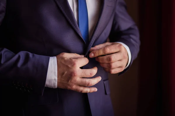 El hombre de negocios lleva una chaqueta. Político, estilo del hombre, primer plano de las manos masculinas, americano, empresario europeo, concepto de negocio, moda y ropa — Foto de Stock