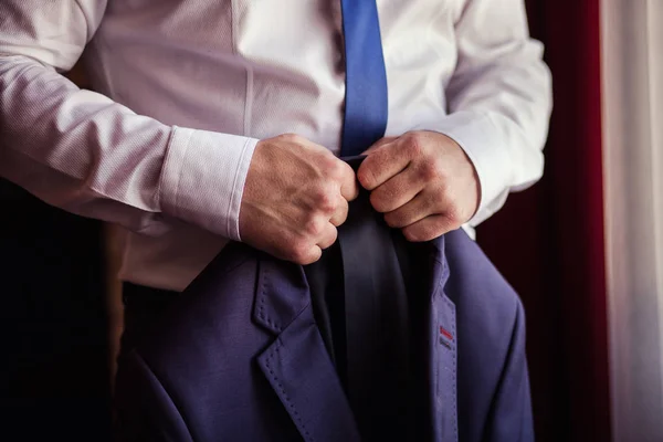 Empresário usa um jaqueta. Político, estilo masculino, mãos masculinas close-up, americano, empresário europeu, negócio, moda e vestuário conceito — Fotografia de Stock