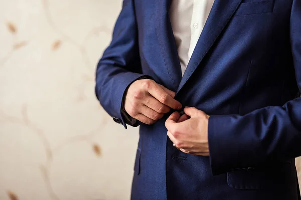 Uomo d'affari indossa una giacca. Politico, stile uomo, primo piano mani maschili, americano, uomo d'affari europeo, business, moda e concetto di abbigliamento — Foto Stock