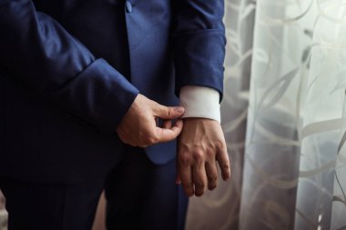 İşadamı bir ceket giyer. Politikacı, adamın tarzı, erkek eller closeup, Amerikan, Avrupa iş adamı, iş, moda ve giyim kavramı