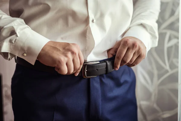 Homme portant une ceinture, homme d'affaires, homme politique, style homme, mains d'homme gros plan, homme d'affaires américain, homme d'affaires européen, un homme d'affaires d'Asie, Personnes, entreprise, concept de mode et de vêtements — Photo