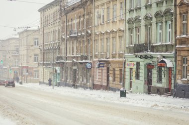 Lviv, Ukrayna - 13 Kasım 2016: street Lviv karla kaplı. Kar yağışı, karla kaplı araba. Lviv, Ukrayna