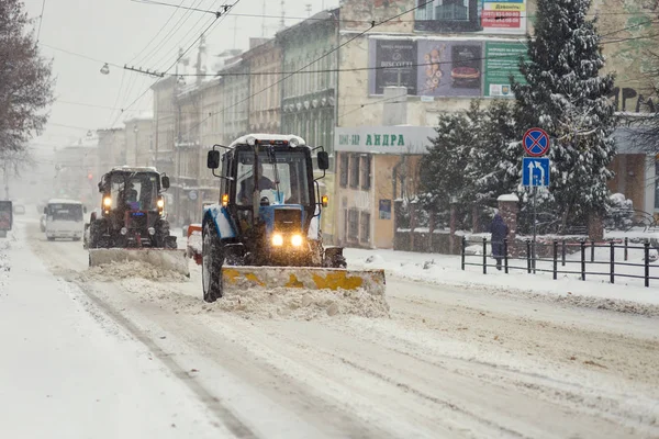Lviv, Ucrania - 13 de noviembre de 2016: calle cubierta de nieve en Lviv. Máquinas de nieve calles limpias . — Foto de Stock