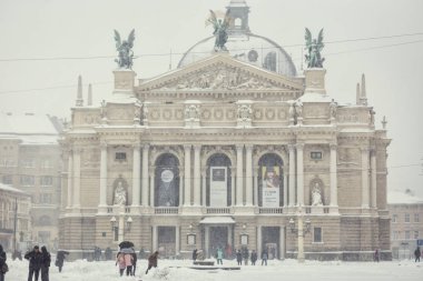 Lviv, Ukrayna - 13 Kasım 2016: Lviv Opera ve bale Tiyatrosu bir kar yağışı sırasında