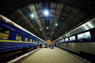 Lviv, Ukrayna - 13 Kasım 2016: Merkez Tren İstasyonu Lviv, Ukrayna'nın gece. Lviv.Train içinde gece platformda kar