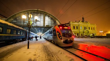 Lviv, Ukrayna - 13 Kasım 2016: Merkez Tren İstasyonu Lviv, Ukrayna'nın gece. Lviv.Train içinde gece platformda kar