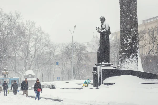 눈 동안 Lviv.People에서에서 Lviv, 우크라이나-11 월 13 일, 2016: 눈 덮인 거리. 기념비 타라스 셰우첸코 — 스톡 사진