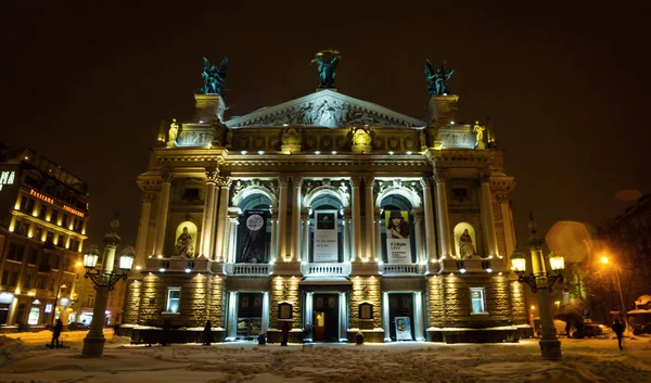 Lviv, Ucrânia - 13 de novembro de 2016: Ópera de Lviv e Teatro de Balé durante uma queda de neve durante a noite.Luzes noturnas da cidade — Fotografia de Stock