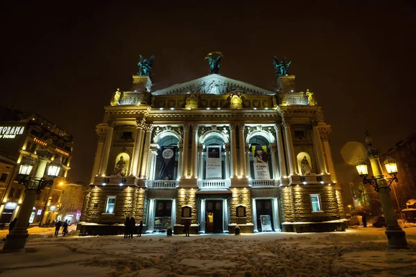 Lviv, Ucrânia - 13 de novembro de 2016: Ópera de Lviv e Teatro de Balé durante uma queda de neve durante a noite.Luzes noturnas da cidade — Fotografia de Stock