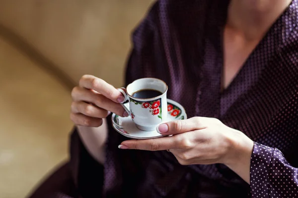 Café.Café du matin, tasse de café entre les mains des femmes, belle femme buvant du café, femme tenant une tasse chaude, femme buvant du café au restaurant, café, à la maison — Photo