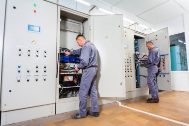 endüstriyel makine, ekipman sigorta kutusunda, erkek elektrikçi vidalama elektrikçi Oluşturucusu mühendis test elektrikçi
