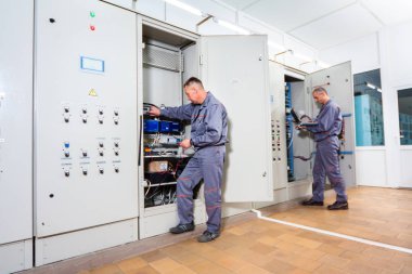 endüstriyel makine, ekipman sigorta kutusunda, erkek elektrikçi vidalama elektrikçi Oluşturucusu mühendis test elektrikçi
