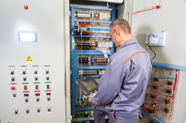 endüstriyel makine, ekipman sigorta kutusunda, erkek elektrikçi vidalama elektrikçi Oluşturucusu mühendis test elektrikçi
