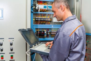endüstriyel makine, ekipman sigorta kutusunda, erkek elektrikçi vidalama elektrikçi Oluşturucusu mühendis test elektrikçi