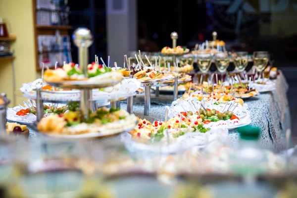 Buffettisch, Canape, Sandwiches, Snacks, Festtagstisch, Scheiben, Gläser, Feier, Neujahr, Weihnachten, Viererlei, Catering, Tischdekoration, Restaurant — Stockfoto