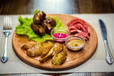 sosis, patates, atıştırmalıklar, bira aperatifler, soslar, hardal, horseradish, Restoran, Kızarmış sosis bir restoranda yemek hizmet