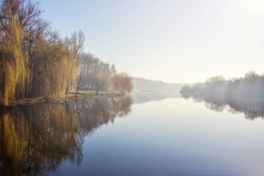 Sonbahar ormandaki göl göl, Sonbahar, ağaçlar üzerinde göl üzerinde sis sonbahar orman sabah