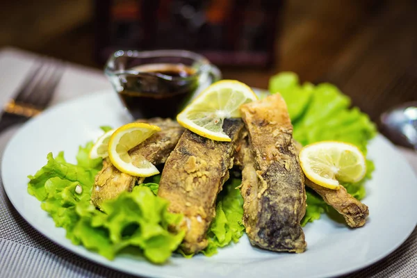 Carpa fritta, pesce fritto, ristorante, servizio pasti in un ristorante, una carpa con limone, salsa di pesce, pesce, pesce saporito — Foto Stock
