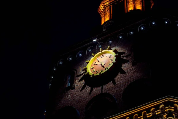 Capela torre, torre nas luzes da cidade noturna, relógio da cidade, a cidade à noite, Vinnitsa, Europa, cidade europeia à noite — Fotografia de Stock