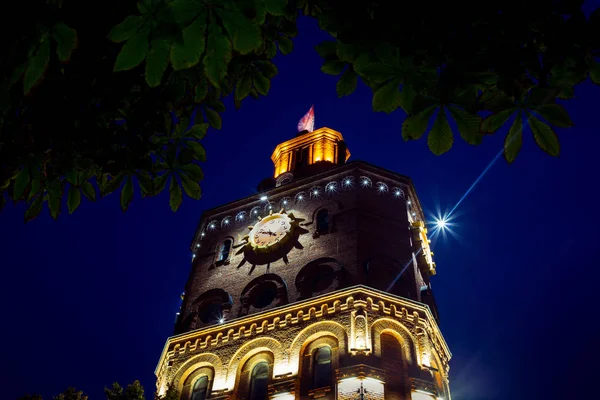 Capela torre, torre nas luzes da cidade noturna, relógio da cidade, a cidade à noite, Vinnitsa, Europa, cidade europeia à noite — Fotografia de Stock