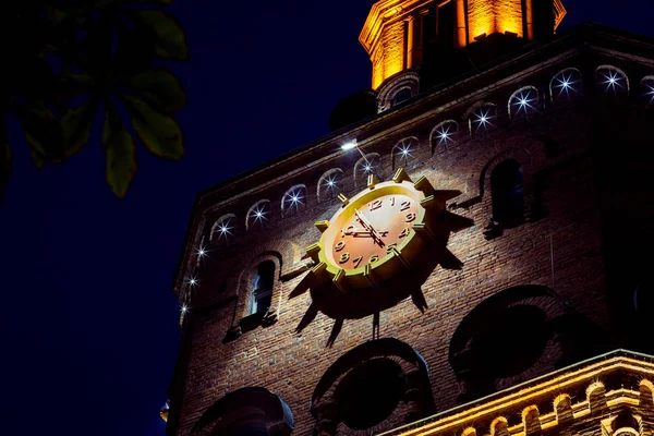 Capela torre, torre nas luzes da cidade noturna, relógio da cidade, a cidade à noite, Vinnitsa, Europa, cidade europeia à noite — Fotografia de Stock