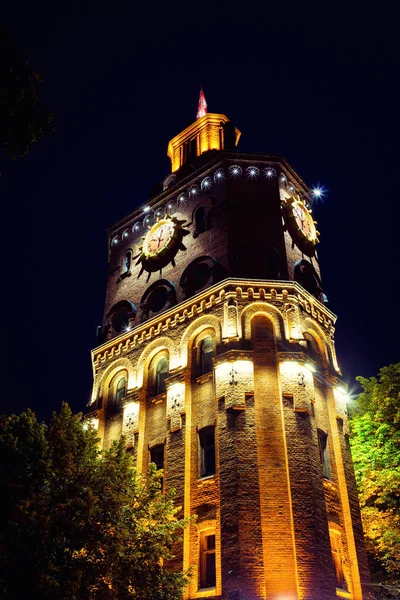 Capela torre, torre nas luzes da cidade noturna, relógio da cidade, a cidade à noite, Vinnitsa, Europa, cidade europeia à noite — Fotografia de Stock