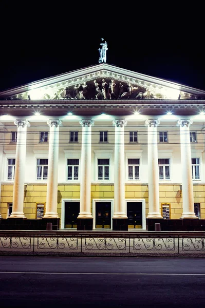 Vinnisa, Ουκρανία – 30 Αυγούστου 2016. Κτίριο του σε Vinnitsa Ουκρανία, Θέατρο της όπερας. το βράδυ τα φώτα της πόλης, τα φώτα, Ευρωπαϊκή πόλη — Φωτογραφία Αρχείου